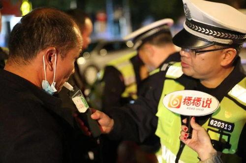 特警出警吃瓜群众,围观群众见证正义瞬间