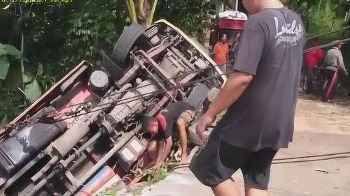 救火吃瓜群众视频播放,火场惊魂!吃瓜群众直播见证英勇救火瞬间