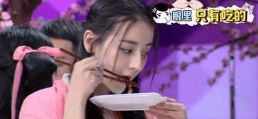 迪丽热巴吃瓜群众视频,萌态尽显，网友直呼可爱