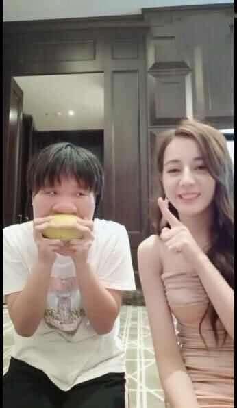 迪丽热巴吃瓜群众视频,萌态尽显,网友直呼可爱