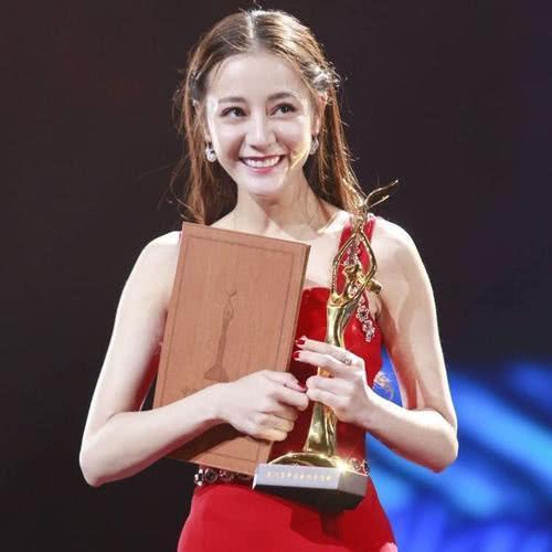 迪丽热巴吃瓜群众,瓜田里她如何应对热议？