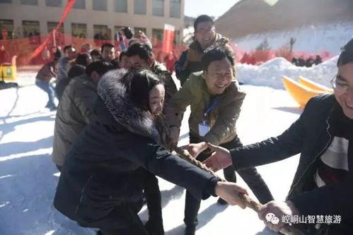 两女子吃瓜群众围观一事,两女子引发围观，吃瓜群众热议”